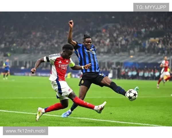 小法赛后高呼鼓舞科莫全队士气